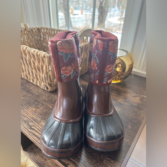 Sorel Girl’s Boots, waterproof, floral, warm, cozy size 12 - Picture 2 of 5